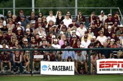 詹姆斯重返赛场,出色防守首场状态出色,塞尔维亚队观众沸腾!观众掌声雷动